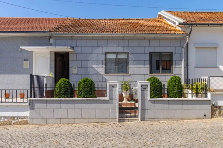 Moradia T3 para Venda em Oliveira do Douro Foto 1