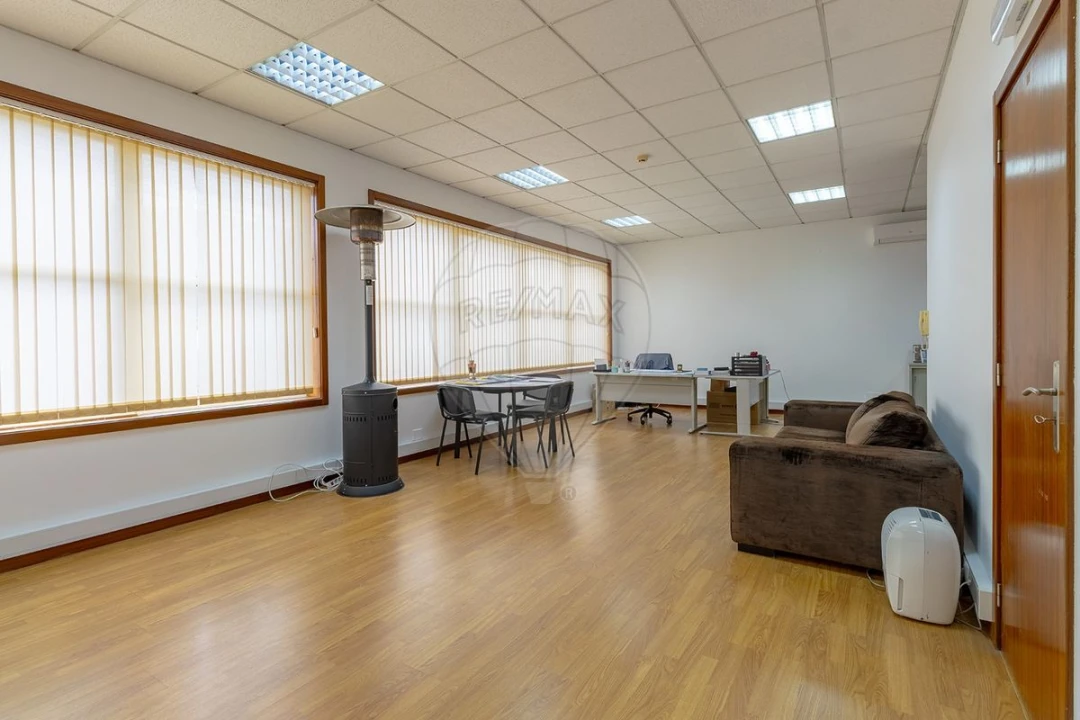 Armazém para Venda em Mafamude e Vilar do Paraíso Foto 29