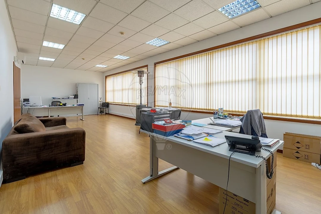 Armazém para Venda em Mafamude e Vilar do Paraíso Foto 19