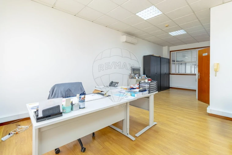 Armazém para Venda em Mafamude e Vilar do Paraíso Foto 25