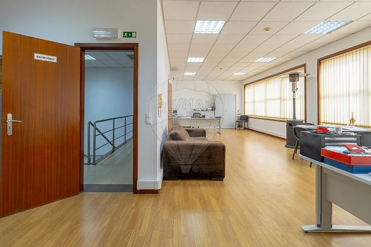 Armazém para Venda em Mafamude e Vilar do Paraíso Foto 26