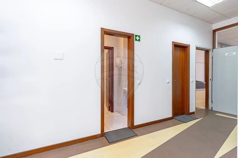 Armazém para Venda em Mafamude e Vilar do Paraíso Foto 36