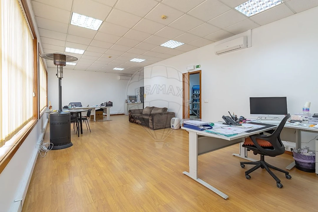 Armazém para Venda em Mafamude e Vilar do Paraíso Foto 28