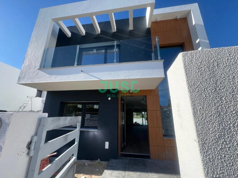 Moradia T4 para Venda em Charneca de Caparica e Sobreda Foto 1