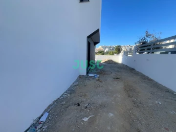 Moradia T4 para Venda em Charneca de Caparica e Sobreda