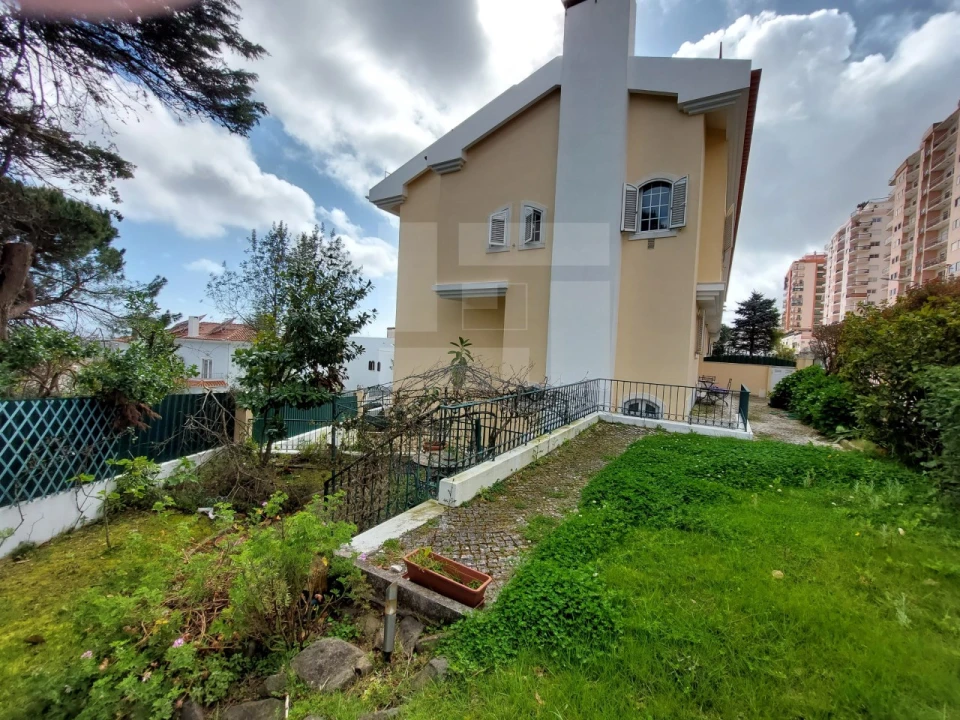 Moradia T4 para Venda em Alfragide Foto 5