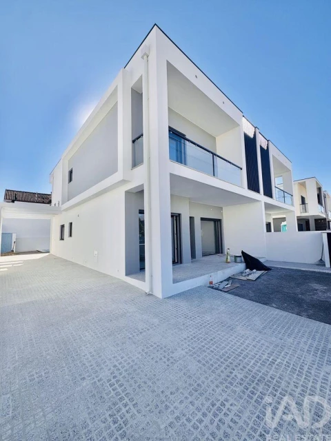Moradia T4 para Venda em Fernao Ferro
