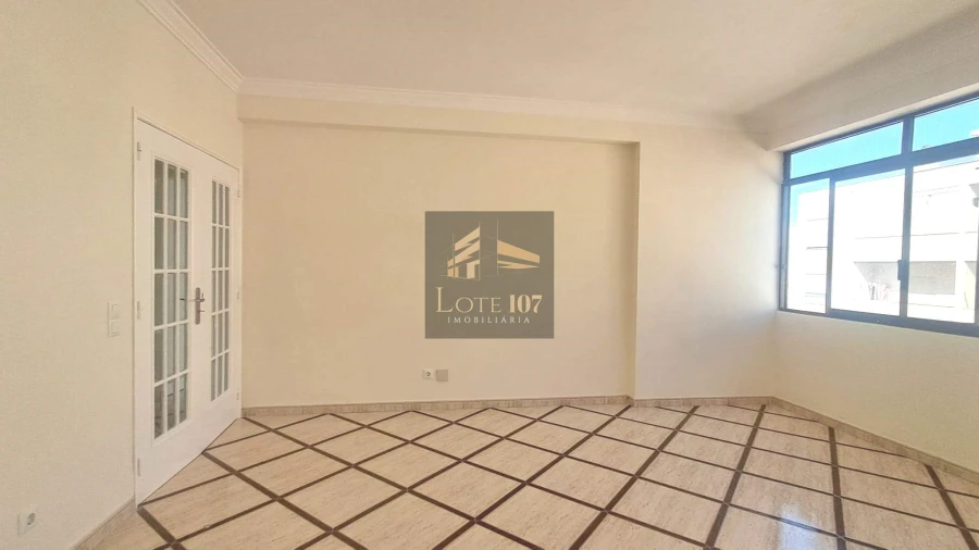 Apartamento T2 para Venda em Seixal Foto 6