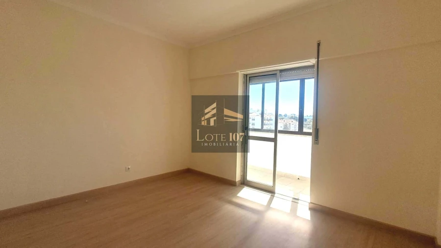 Apartamento T2 para Venda em Seixal Foto 3