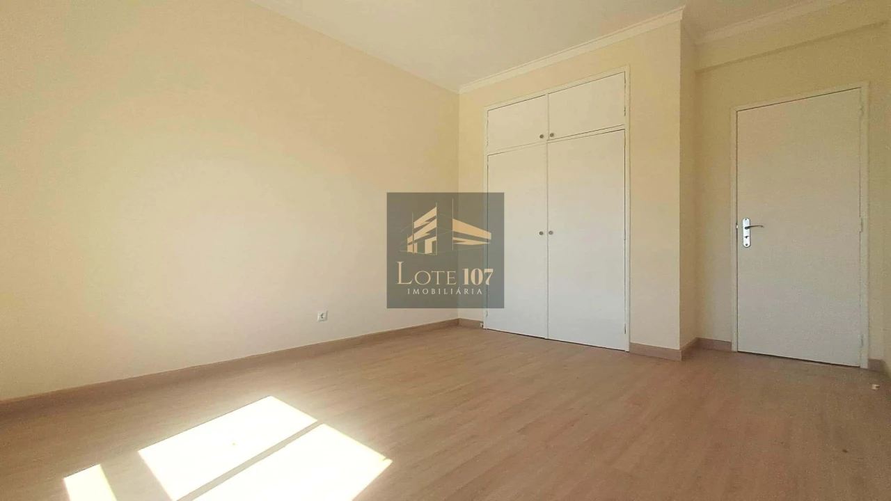Apartamento T2 para Venda em Seixal Foto 13