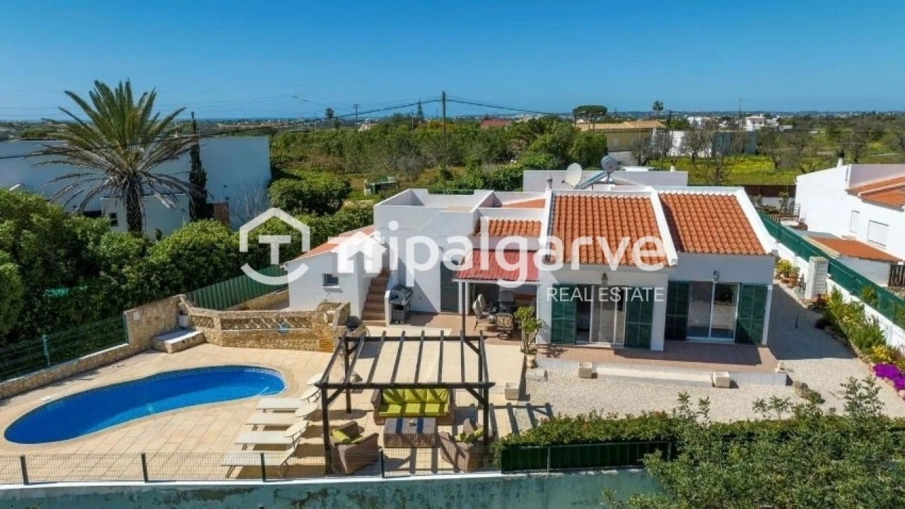 Moradia T4 para Venda em Guia Foto 3