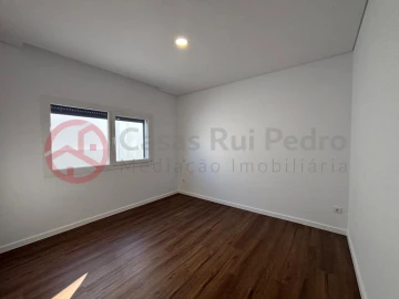 Moradia T4 para Venda em Fernao Ferro
