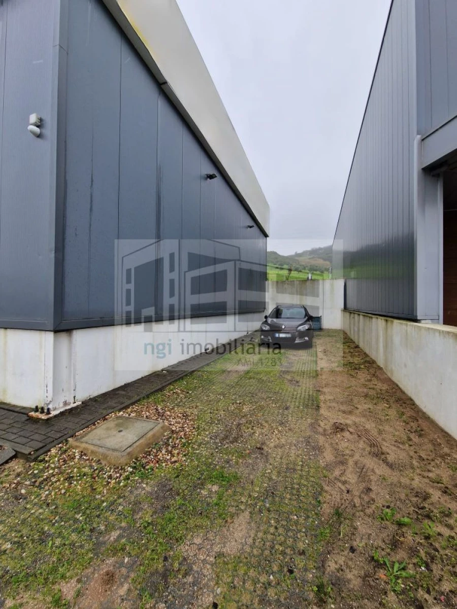 Loja para Venda em Santo António dos Cavaleiros e Frielas Foto 14