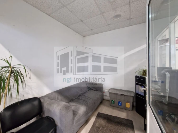 Loja para Venda em Santo António dos Cavaleiros e Frielas Foto 6