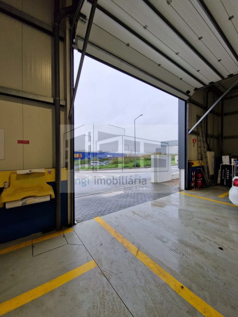 Loja para Venda em Santo António dos Cavaleiros e Frielas Foto 1