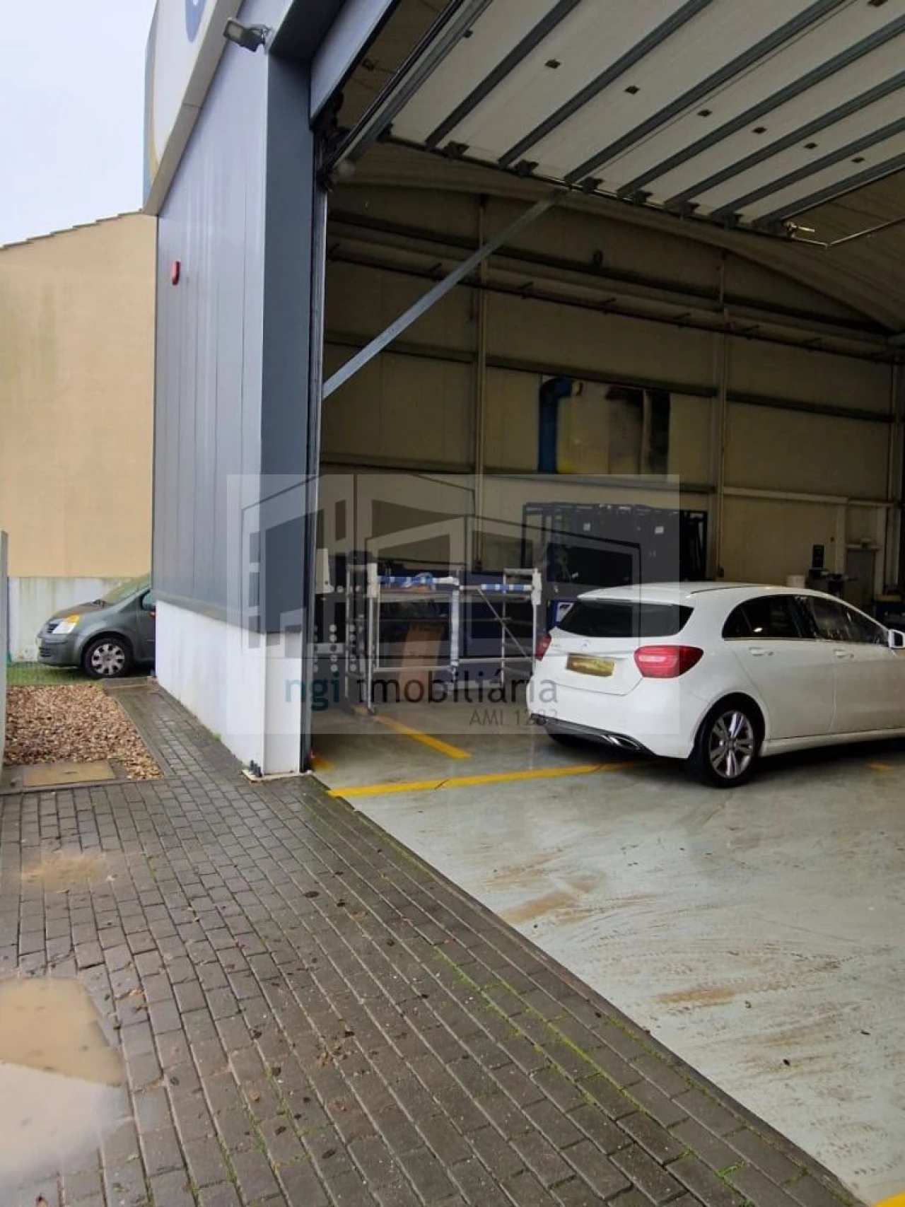 Loja para Venda em Santo António dos Cavaleiros e Frielas Foto 8