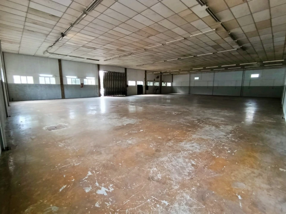 Armazém para Arrendamento em Aveleda Foto 3