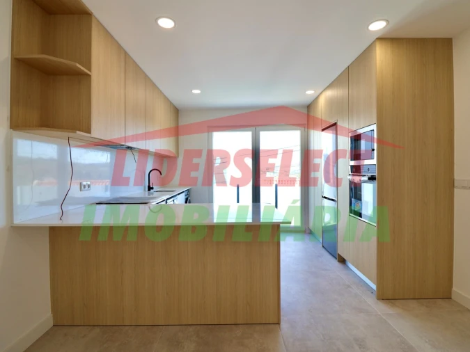 Apartamento T2 para Venda em Santa Maria, São Pedro e Matacães Foto 4