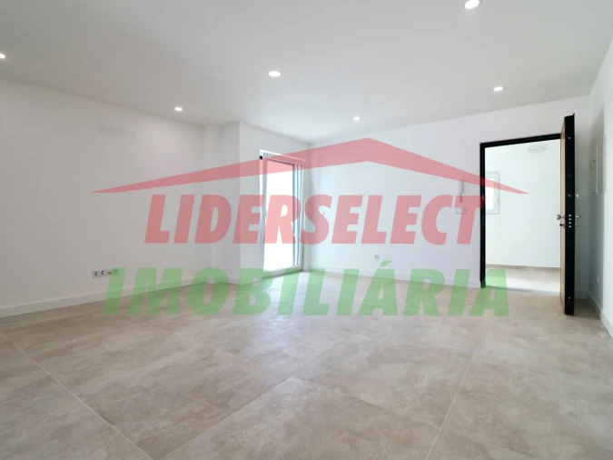 Apartamento T2 para Venda em Santa Maria, São Pedro e Matacães Foto 8