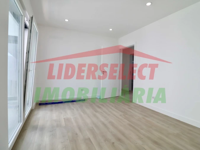 Apartamento T2 para Venda em Santa Maria, São Pedro e Matacães Foto 13