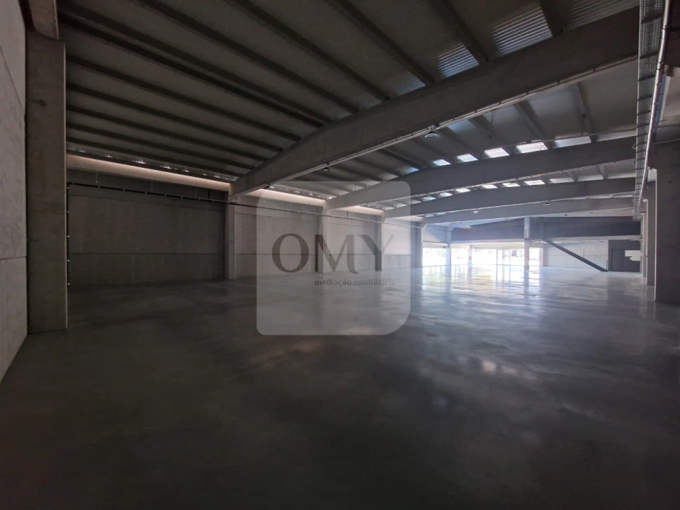 Armazém para Arrendamento em Constantim e Vale de Nogueiras Foto 4