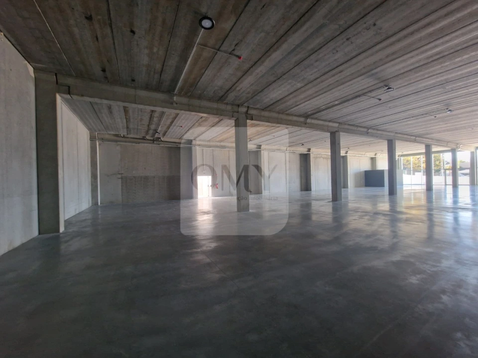 Armazém para Arrendamento em Constantim e Vale de Nogueiras Foto 15