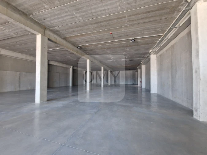 Armazém para Arrendamento em Constantim e Vale de Nogueiras Foto 13