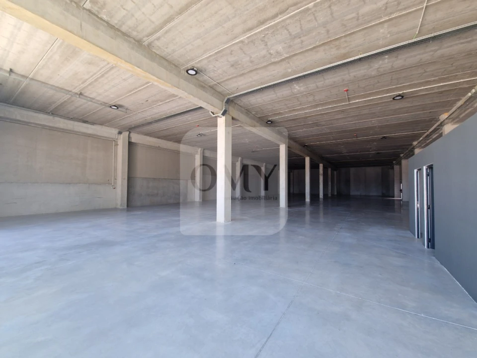 Armazém para Arrendamento em Constantim e Vale de Nogueiras Foto 5