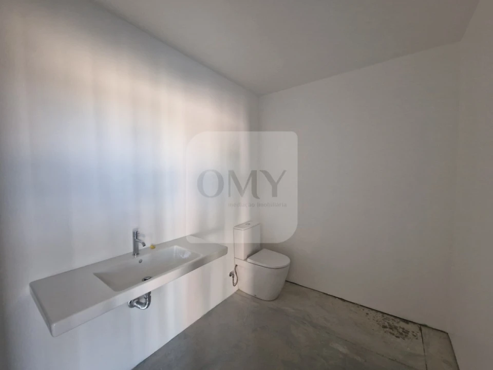 Armazém para Arrendamento em Constantim e Vale de Nogueiras Foto 8