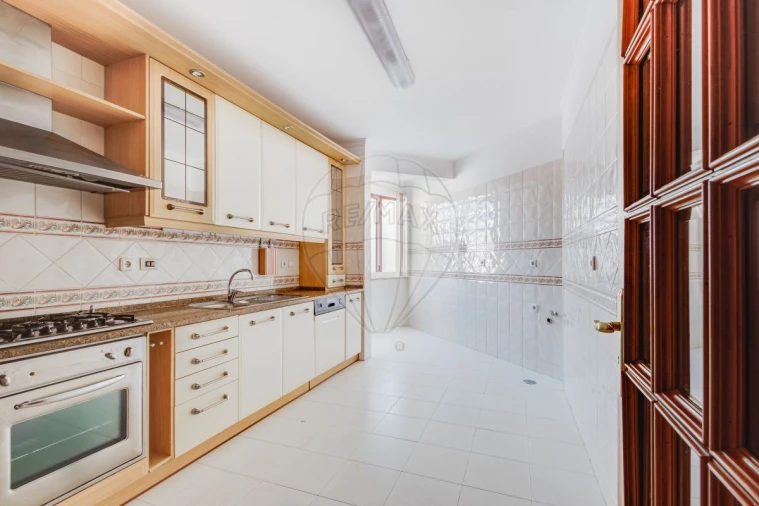 Apartamento T2 para Arrendamento em Vialonga Foto 15