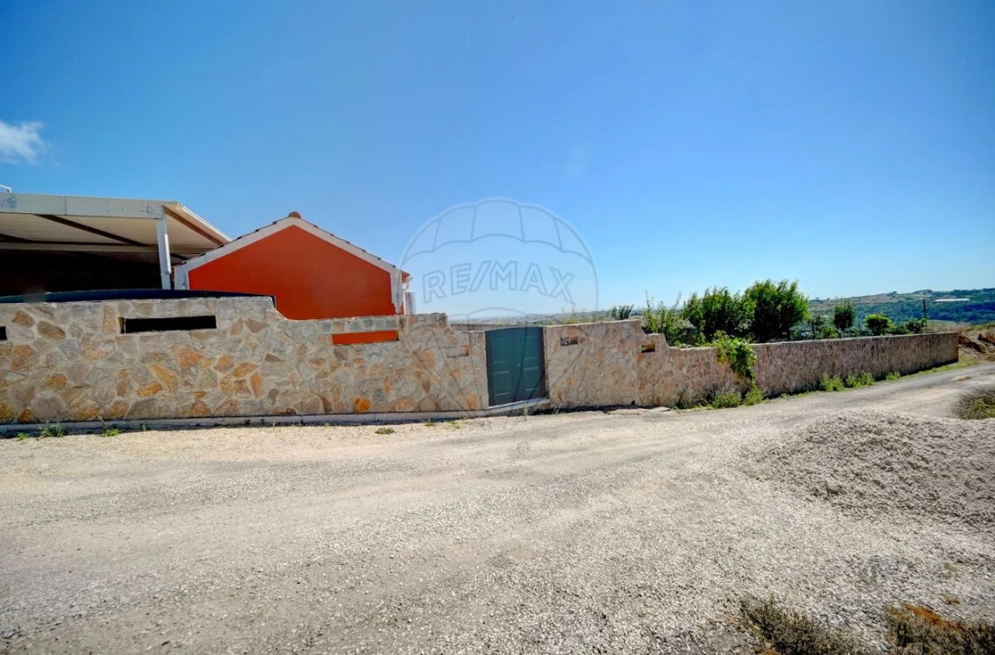 Moradia T1 para Venda em Santo Quintino Foto 4