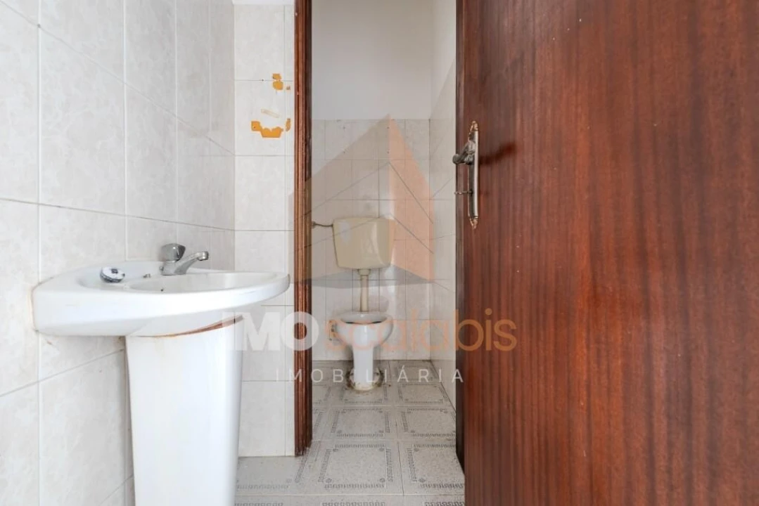 Loja para Arrendamento em Alpiarça Foto 9