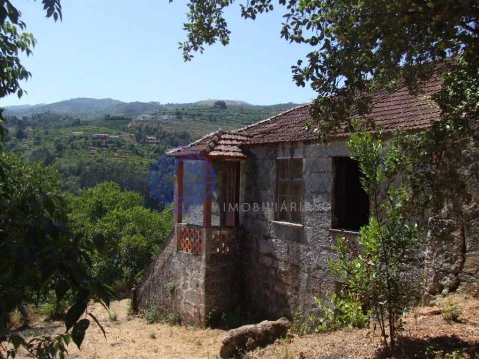 Moradia T5 para Venda em Santa Cruz do Douro e São Tomé de Covelas Foto 1