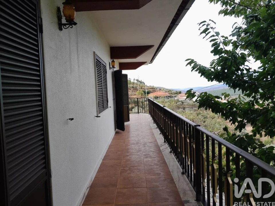 Moradia T5 para Venda em Cortes do Meio Foto 16