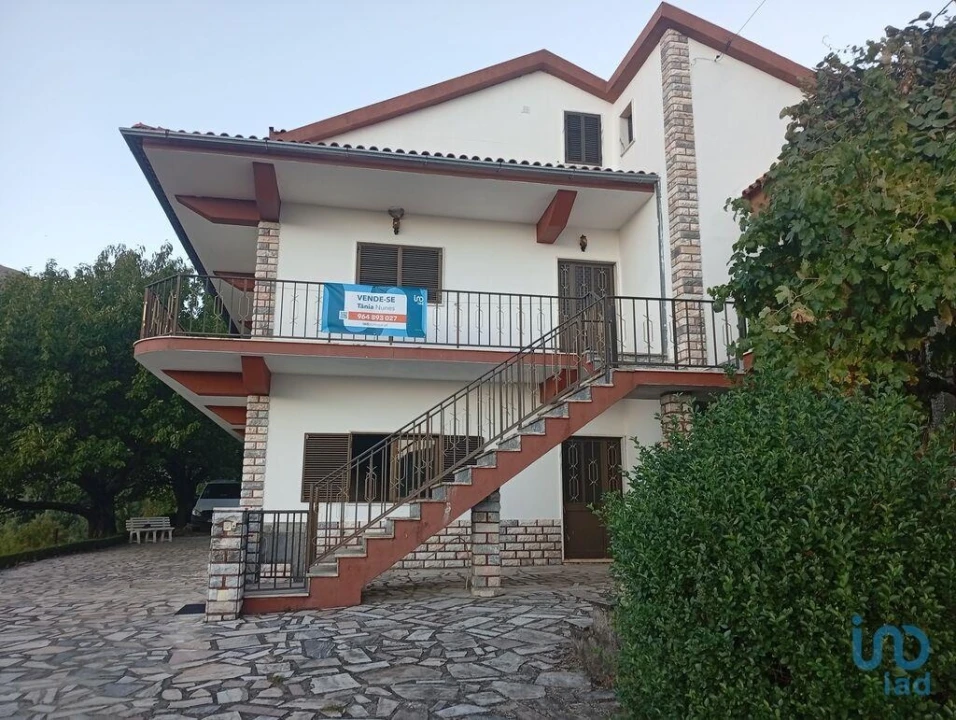 Moradia T5 para Venda em Cortes do Meio Foto 2