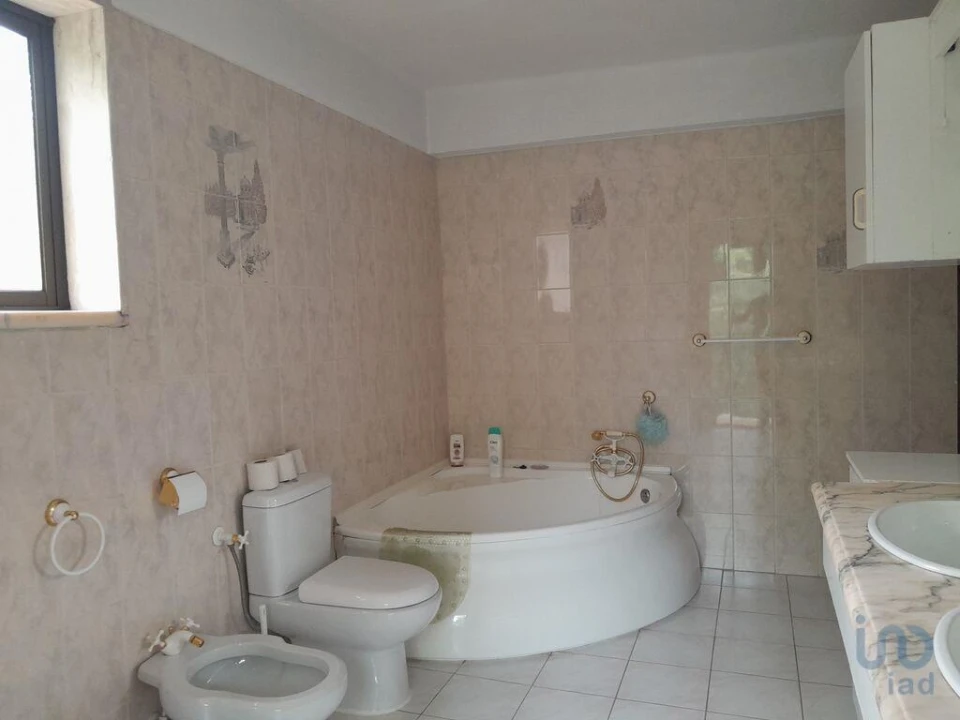 Moradia T5 para Venda em Cortes do Meio Foto 5