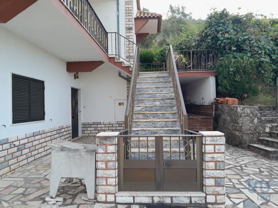 Moradia T5 para Venda em Cortes do Meio Foto 14