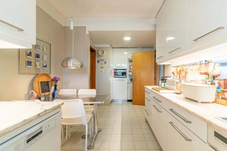 Apartamento T4 para Venda em Lordelo do Ouro e Massarelos Foto 8