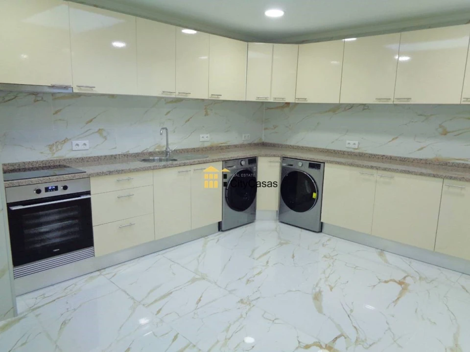 Moradia T5 para Venda em Campanhã Foto 1