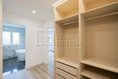 Moradia T4 para Venda em Charneca de Caparica e Sobreda