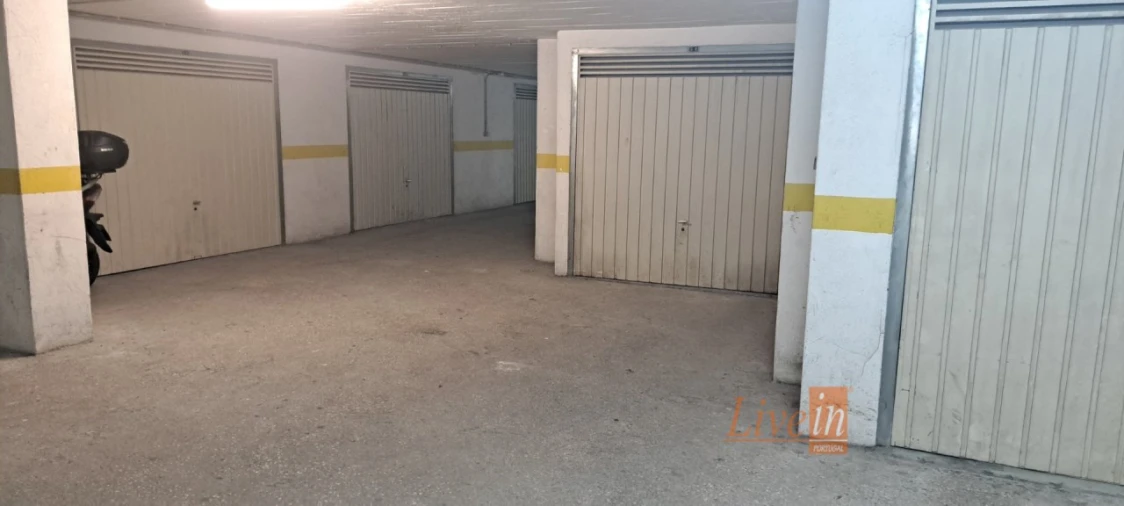 Garagem para Arrendamento em Rio de Mouro