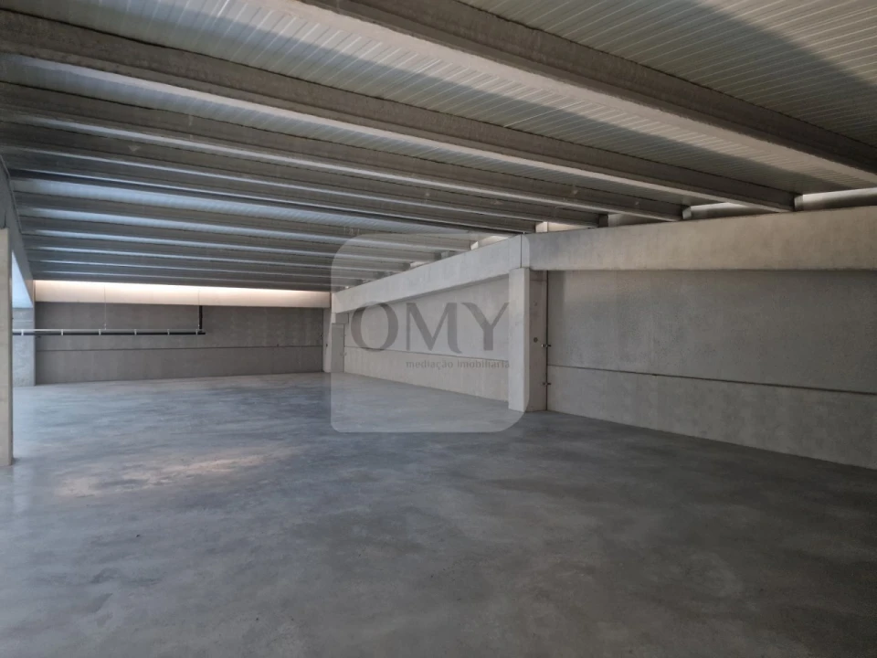 Armazém para Arrendamento em Constantim e Vale de Nogueiras Foto 4