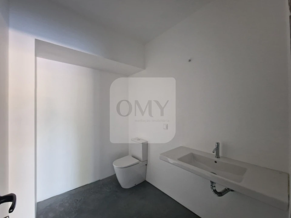 Armazém para Arrendamento em Constantim e Vale de Nogueiras Foto 11