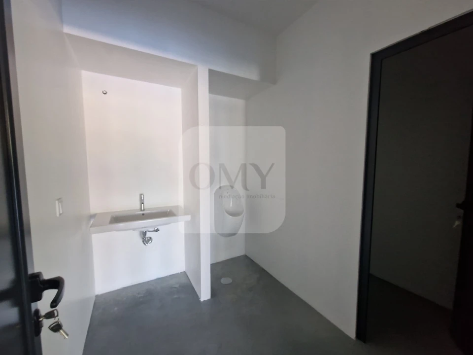 Armazém para Arrendamento em Constantim e Vale de Nogueiras Foto 12