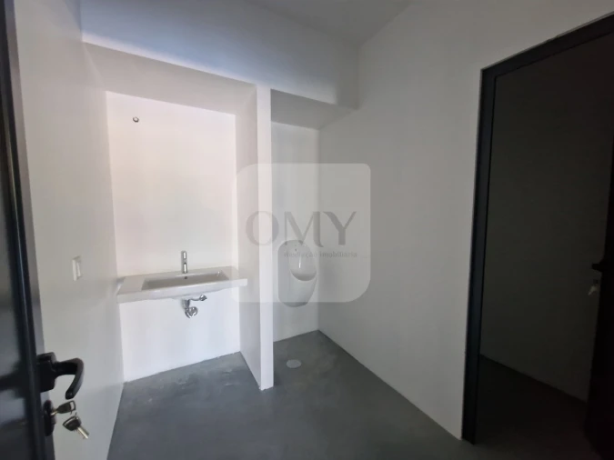 Armazém para Arrendamento em Constantim e Vale de Nogueiras Foto 12