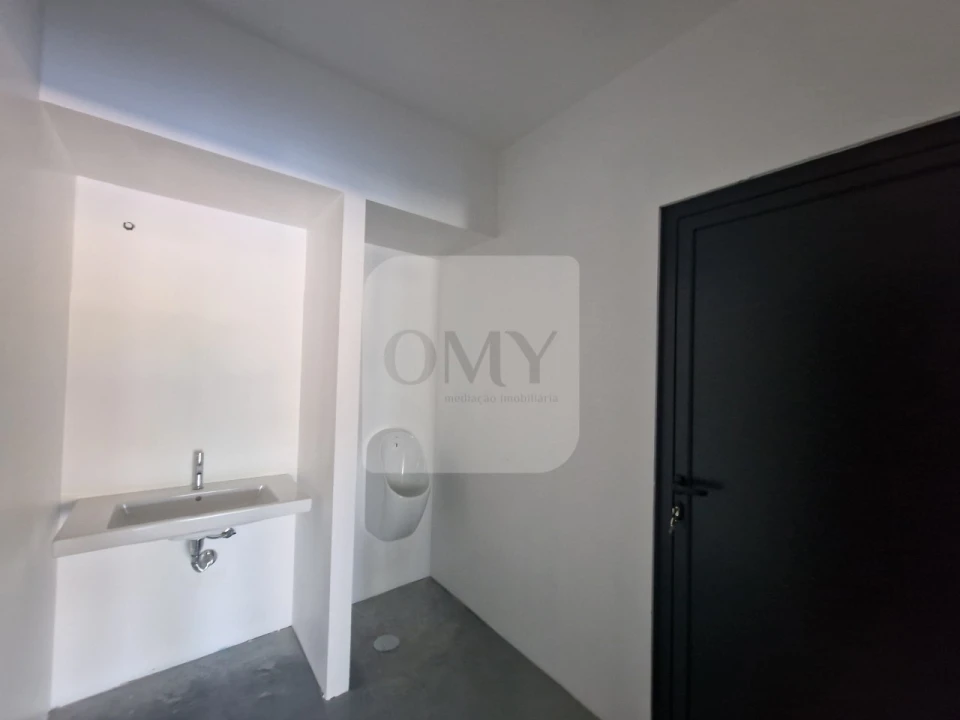 Loja para Arrendamento em Constantim e Vale de Nogueiras Foto 9