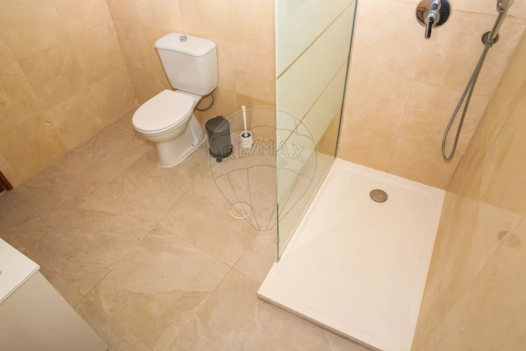 Moradia T5 para Venda em Cardosas Foto 33