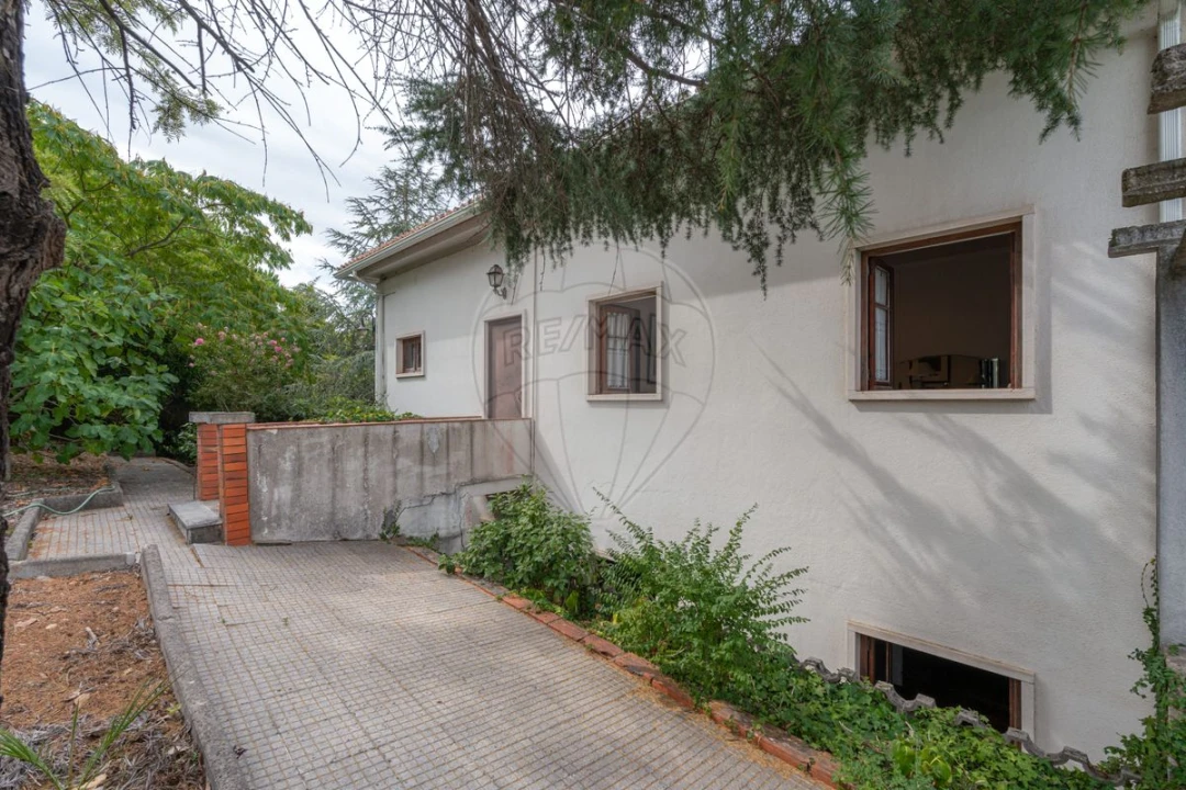 Moradia T5 para Venda em Santo Antonio dos Olivais Foto 32