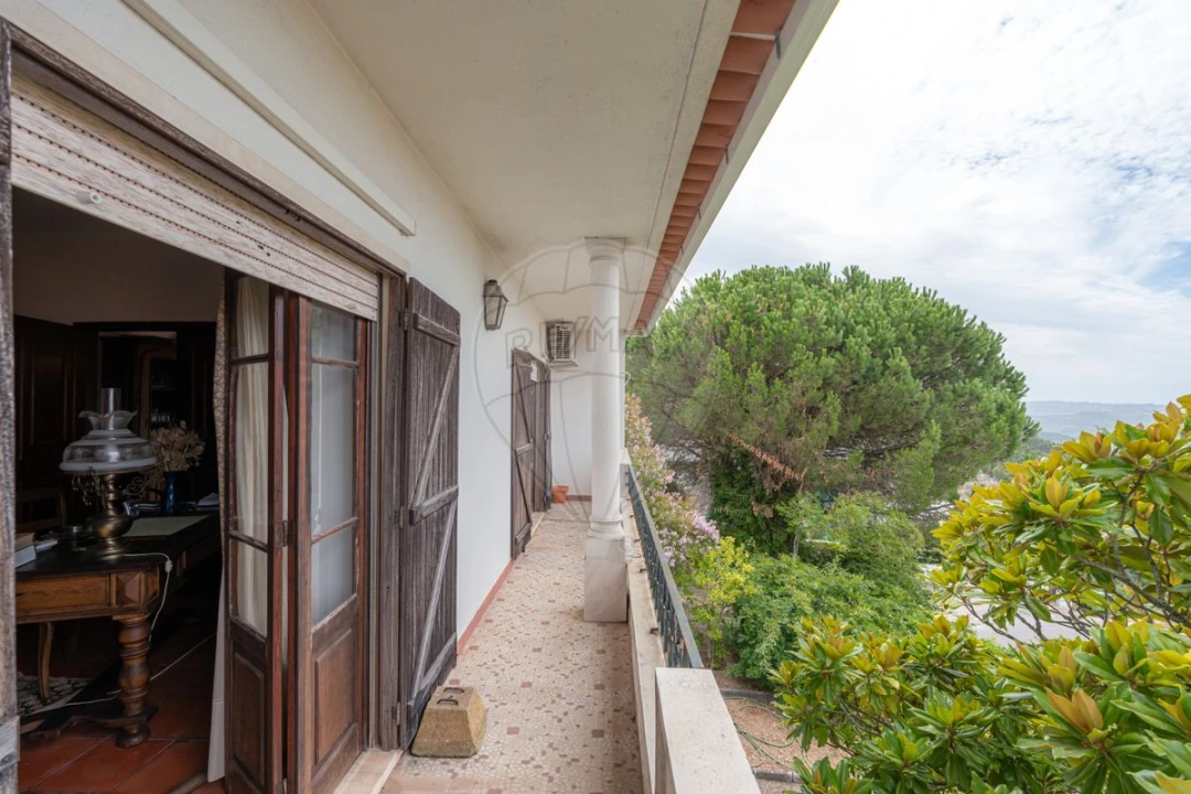 Moradia T5 para Venda em Santo Antonio dos Olivais Foto 10