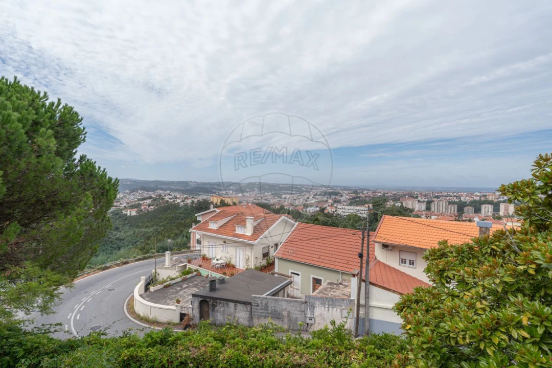 Moradia T5 para Venda em Santo Antonio dos Olivais Foto 48